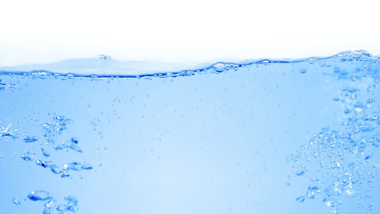 물 속의 많은 거품이 가까이에서, 느린 움직임의 거품과 함께 추상적인 물 파동