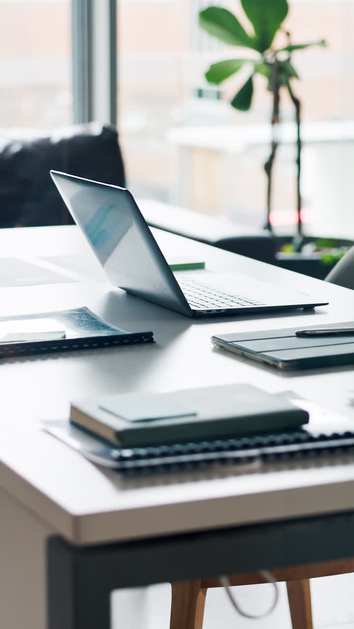 Laptop e articoli per ufficio su una scrivania moderna