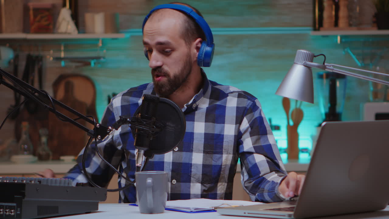 haciendo zoom en el blogger que habla