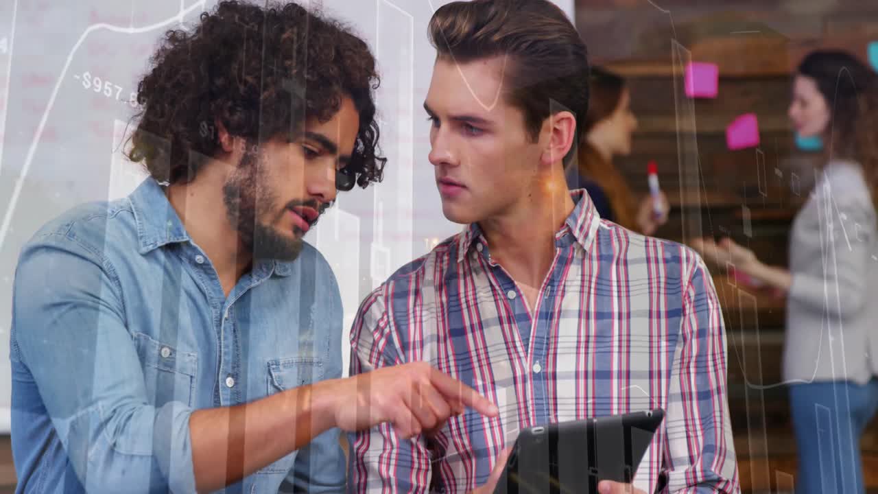 사무실에서 태블릿을 사용하는 백인 남성에 대한 금융 데이터와 그래프의 애니메이션