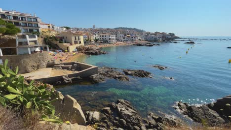 Strand-An-Der-Costa-Brava-Calella-De-Palafrugell-Tamariu-Katalonien-Spanien-Fischerdorf-Mittelmeer-Transparent-Türkisblaues-Wasser-Europäischer-Tourismus-Mittelalterliche-Dörfer-Familien