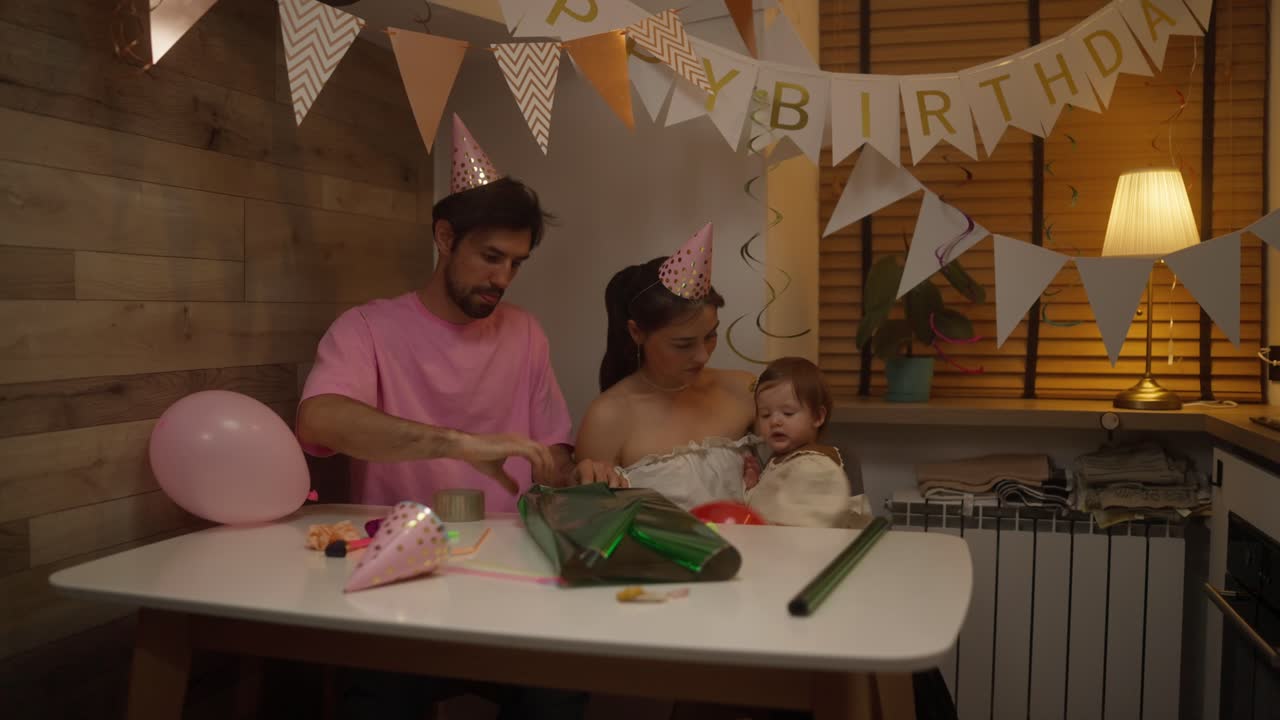 семья празднует день рождения дома