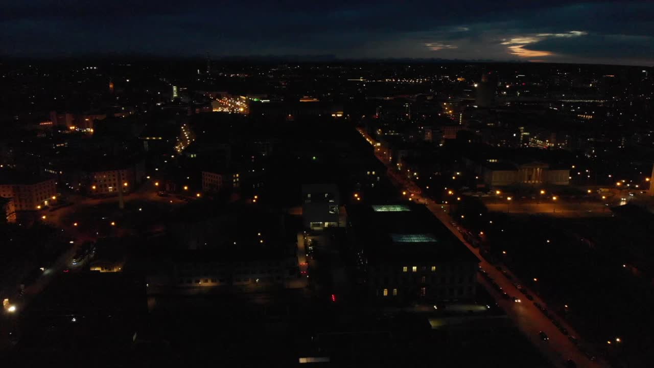 4k 30fps의 무인 항공기 dji mavic air로 밤에 뮌헨 도시