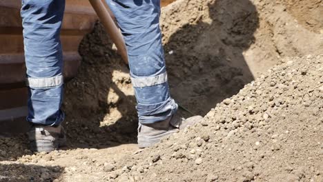 un trabajador de la construcción cubre la tierra en un sitio de construcción.