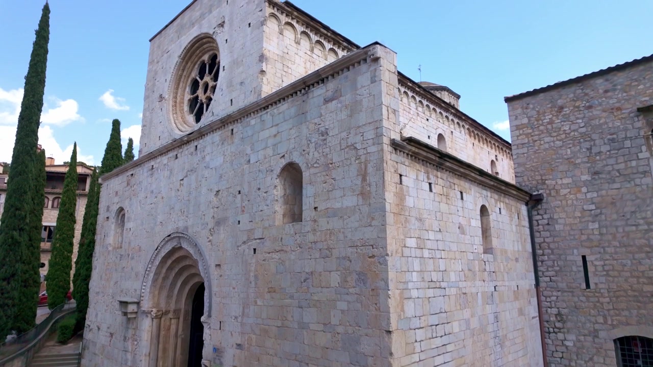 Facciata romanica del monastero di Sant Pere de Galligants a Girona