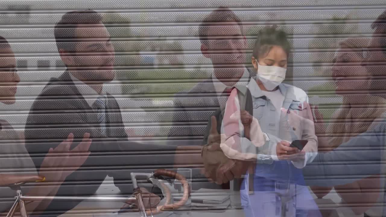 얼굴 마스크를 쓴 여성이 스마트폰을 사용하여 두 사업가와 손을 흔들고 있습니다.