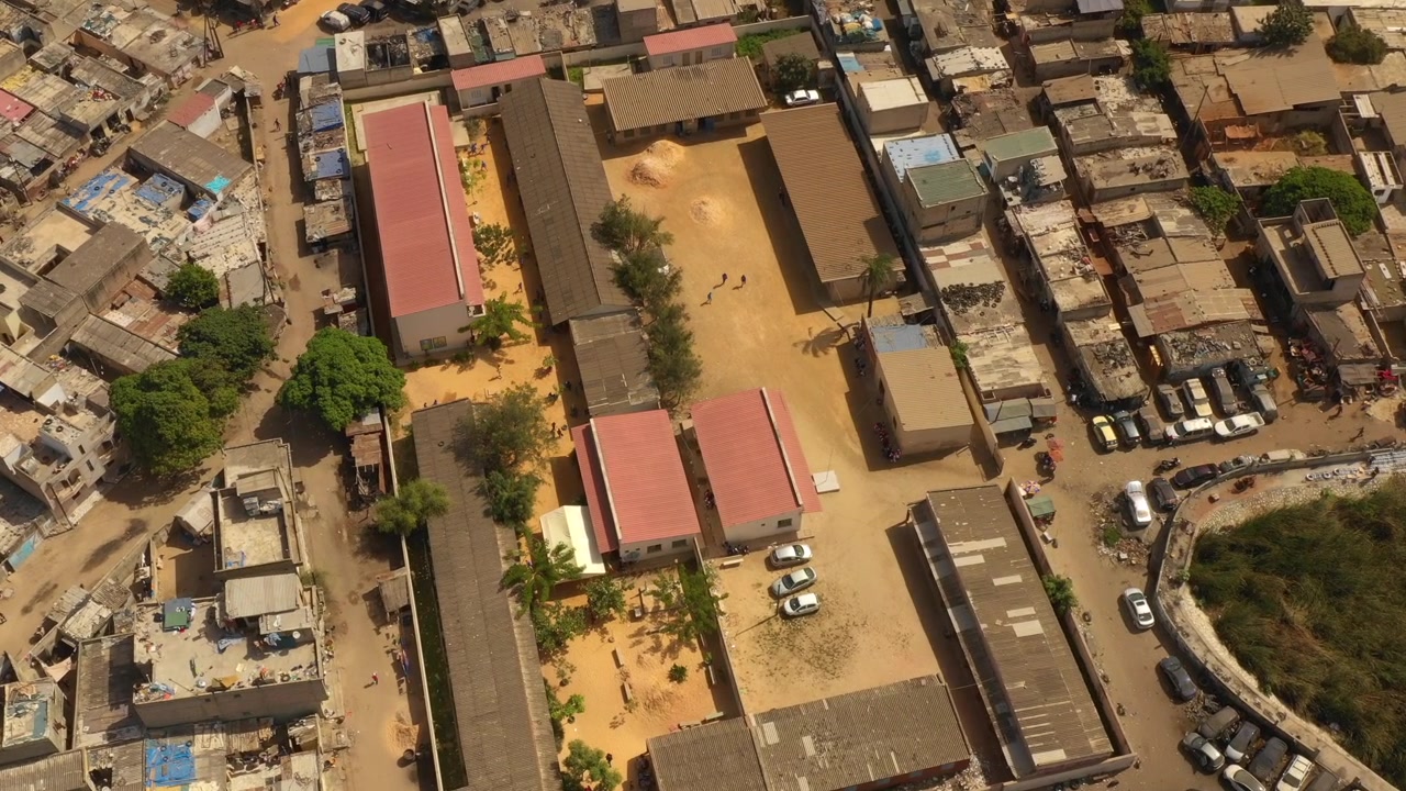 Veduta aerea dall'alto della vita quotidiana dell'Africa occidentale in una comunità residenziale rurale