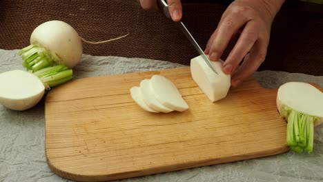 raíz de nabos de verduras blancas y frescas japonesas. rábano de daikon en rodajas