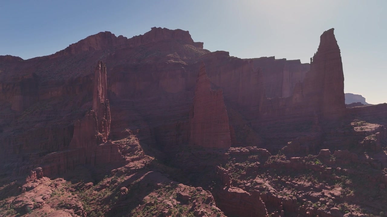 Drone che vola lateralmente filmando il pinnacolo a Fisher Towers a Moab, USA, in 4K.