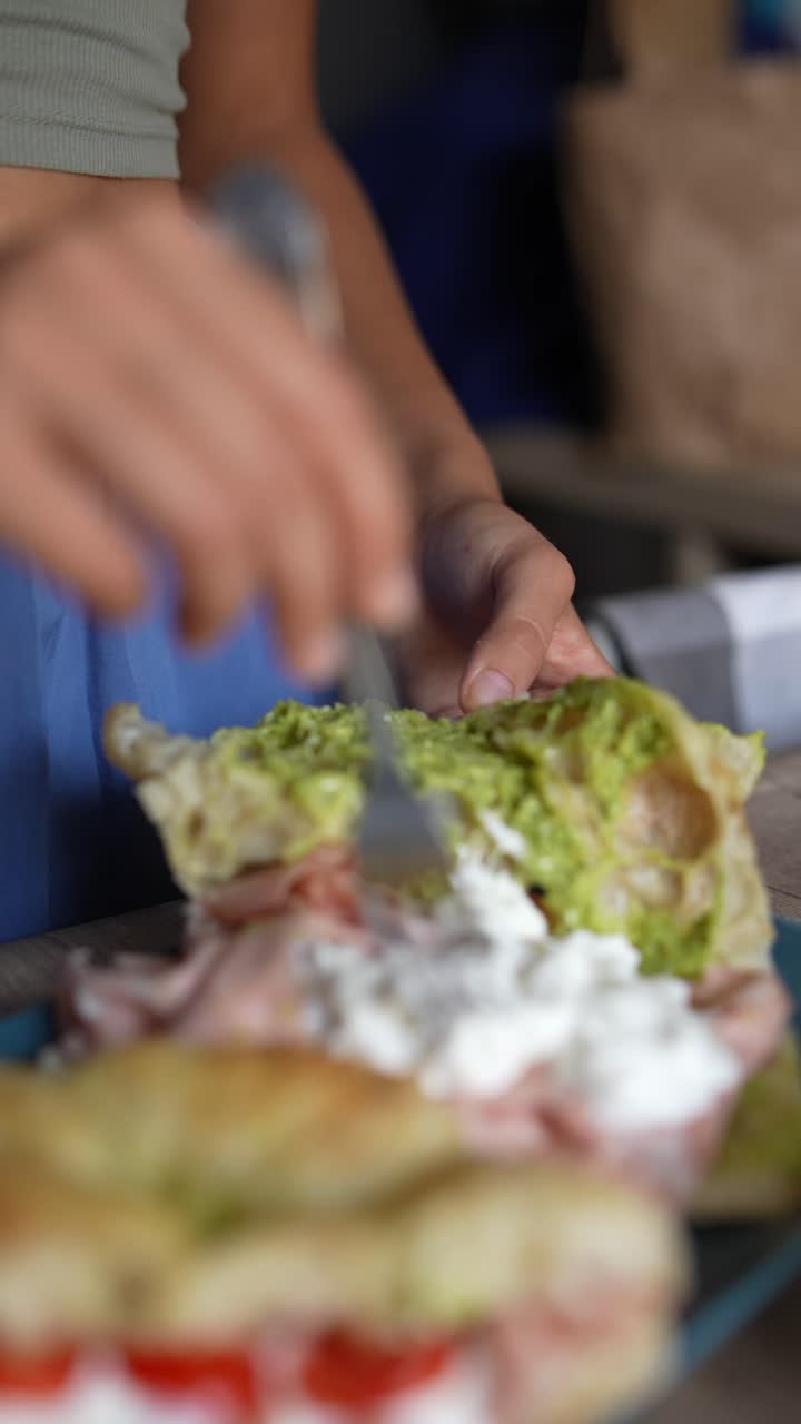 preparar y comer sándwiches