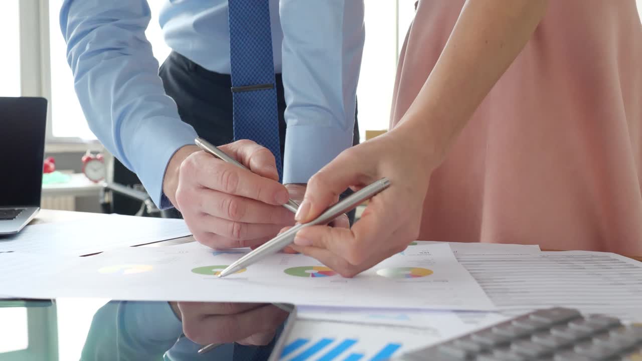 personas de negocios discuten estadísticas y análisis de marketing