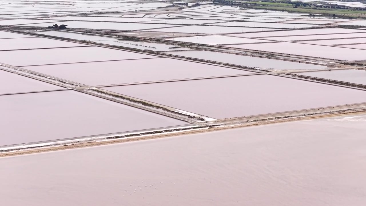 Salinas rosadas de Aigues-Mortes na região da Camargue, no sul da França, vista aérea de drone.