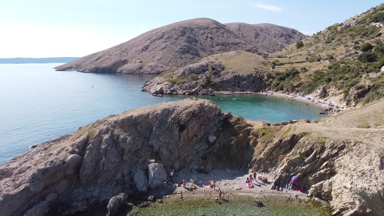 bahía de oprna, isla de krk, kvarner, croacia - vista aérea de turistas relajándose en playas escondidas en el mar adriático
