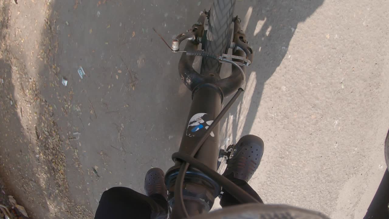 gopro wide shot ciclo bike top handel pov de frenos y padel deslizándose sin remar
