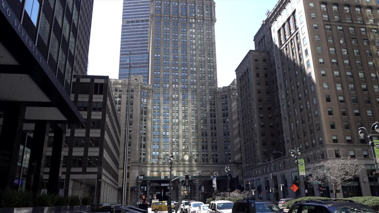 큰 도시의 날 외관에 고층 비즈니스 빌딩