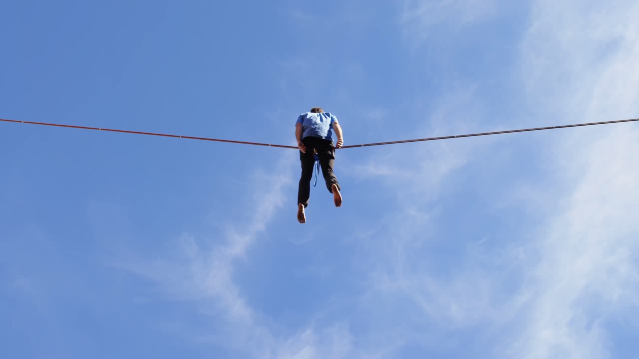 ⁇ 한 로프 4k에서 휴식을 취하는 남자