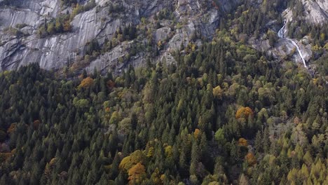 Madera-En-El-Valle-Alpino-De-Val-Di-Mello,-Sondrio