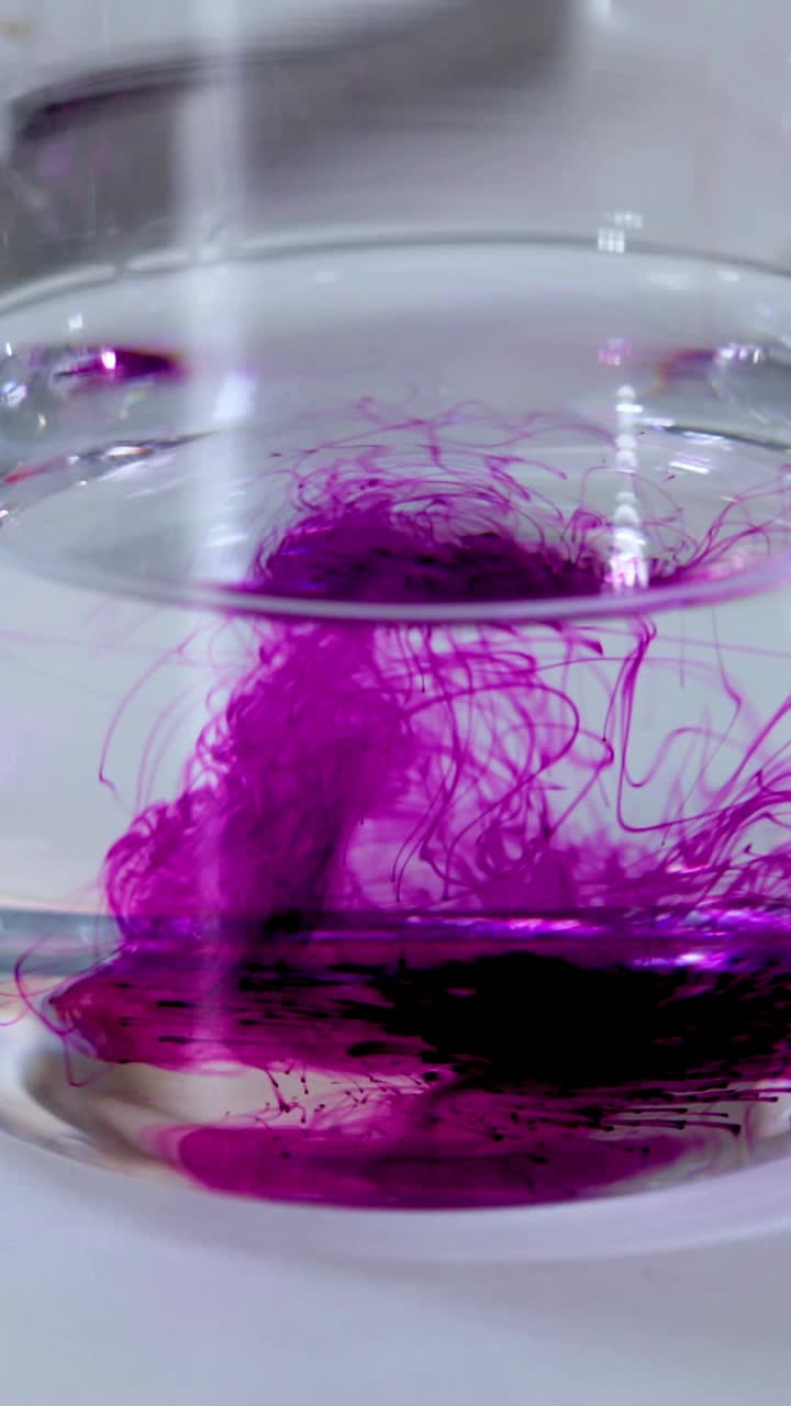 reacción química que demuestra un cambio de color en la solución