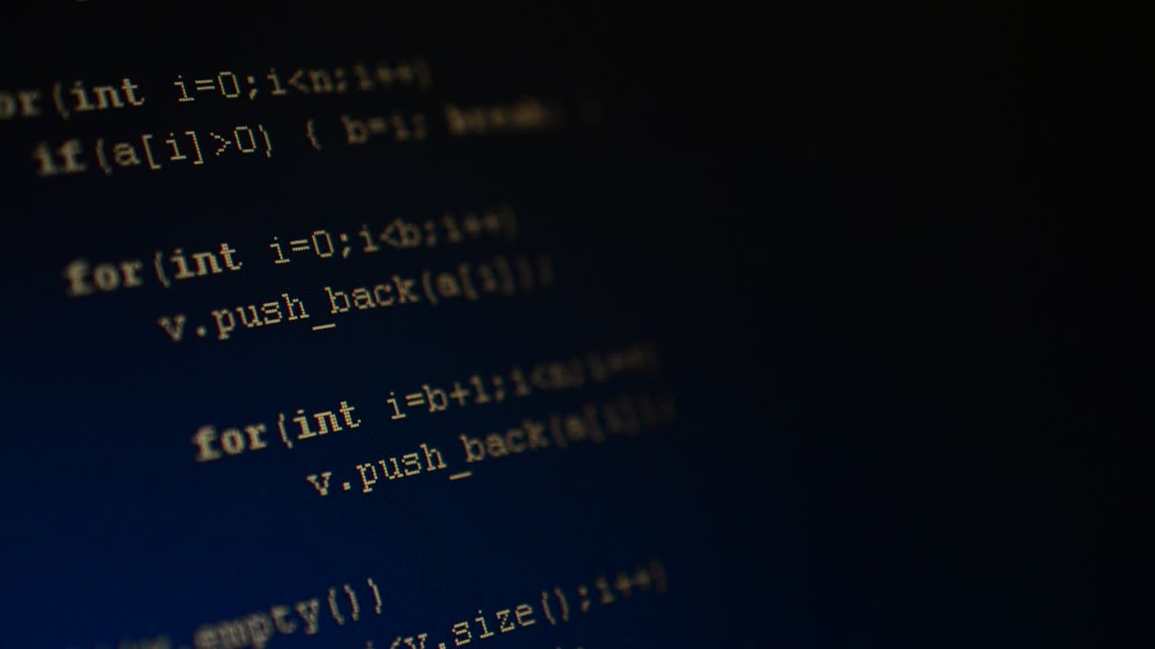 Código fuente en la pantalla del monitor. Grabación del texto del programa informático