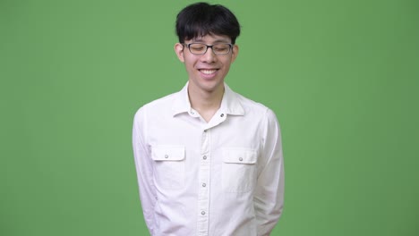 행복한 젊은 아시아 사업가 눈을 감고 휴식을 취하면서 미소 짓고