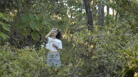 Vista-De-La-Naturaleza:-La-Felicidad-De-Una-Mujer-Con-Una-Flor.