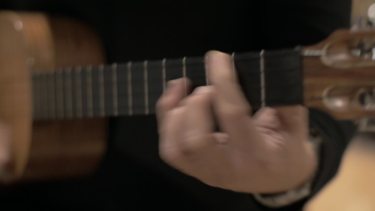 tocar cuatro instrumentos musicales en una sesión de grabación de música