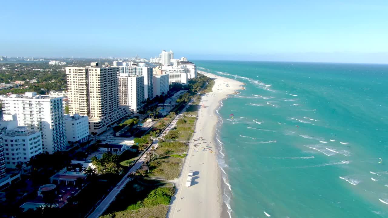 Hotel e condomini sul lungomare della famosa Miami Beach in Florida, Stati Uniti.