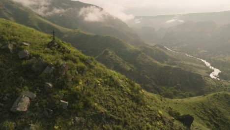 Vista-Aérea-De-Una-Cruz-De-Madera-En-Montañas-Inclinadas-Cerca-De-Akhaltsikhe,-Georgia