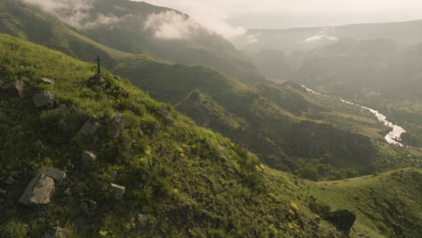 vista aérea de una cruz de madera en montañas inclinadas cerca de akhaltsikhe, georgia