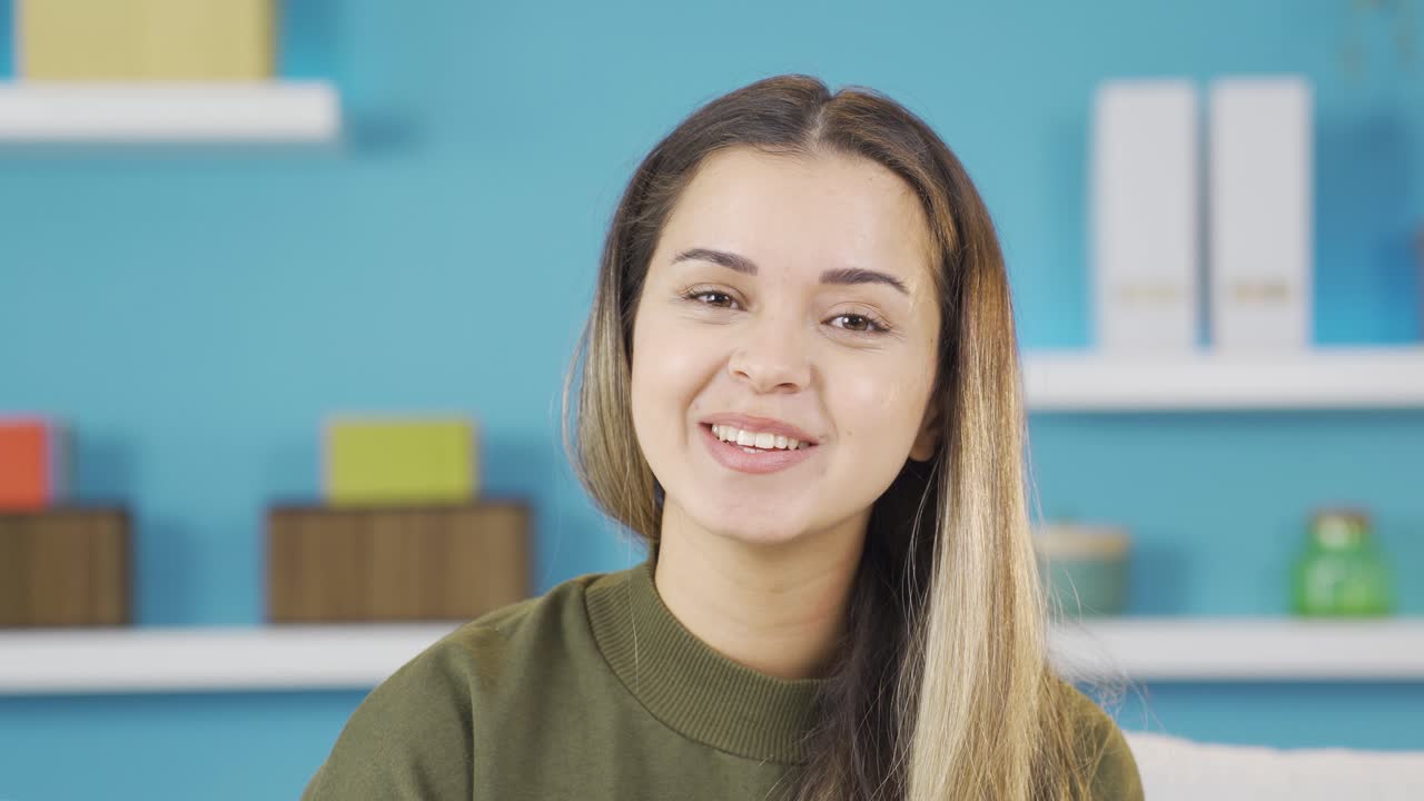 una chica joven hablando por facetime con la cámara.