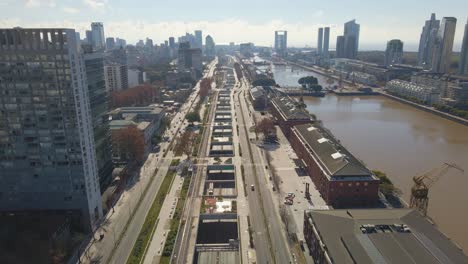 vuelo aéreo sobre la autopista paseo del bajo en el barrio de puerto madero de buenos aires con algo de tráfico