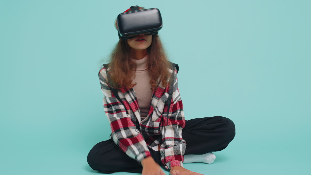 niña adolescente niño utiliza realidad virtual vr aplicación auriculares casco para jugar simulación de videojuego 3d