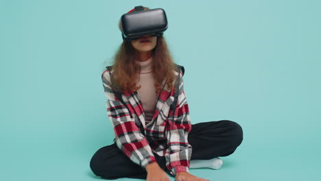 Una-Niña-Adolescente-Usa-Un-Casco-Con-Aplicación-De-Realidad-Virtual-Para-Jugar-A-Un-Videojuego-De-Simulación-En-3D