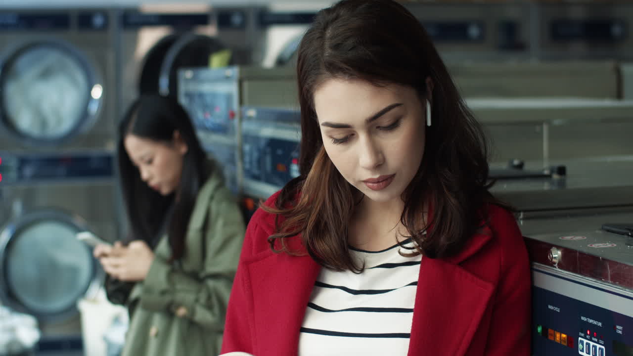 многонациональная команда графических дизайнеров, работающих вместе в анимационной студии 5