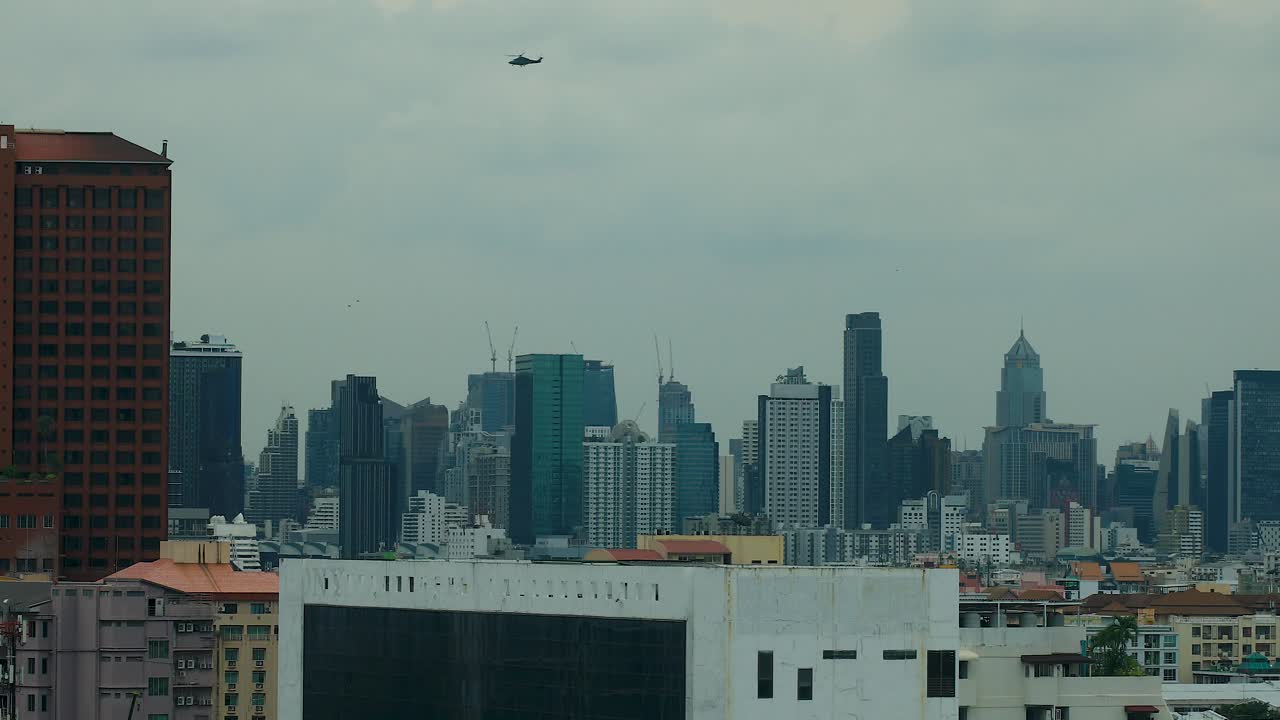 helicóptero militar real tailandés volando sobre el horizonte de la ciudad de bangkok, tailandia en verdadero 4k dc
