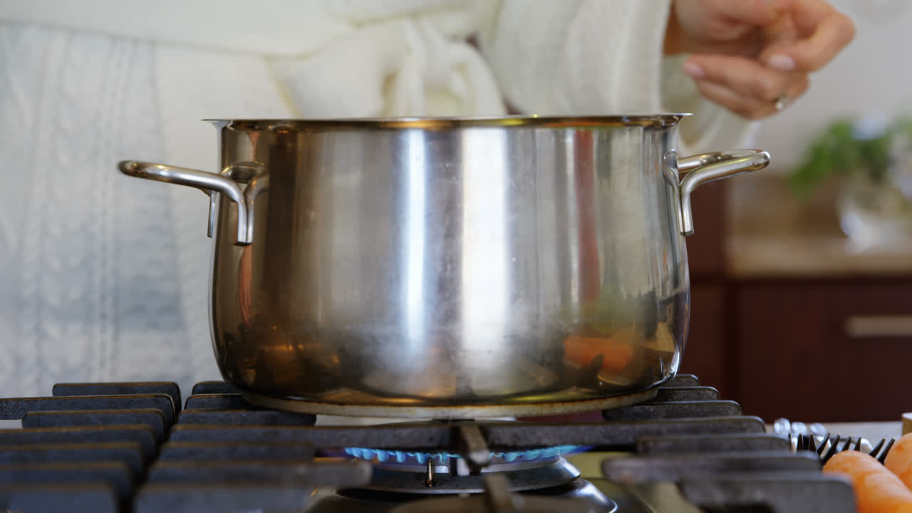 mujer preparando comida en la cocina en casa 4k