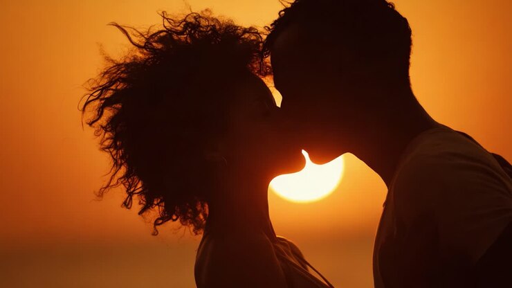 Étreinte romantique au coucher du soleil : capturer le lien intime entre deux amoureux sur un magnifique horizon doré