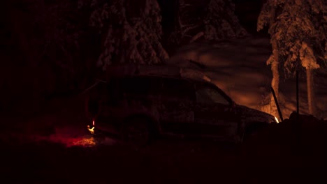 vista lateral de un camión nevado estacionado en la oscuridad de la noche en invierno