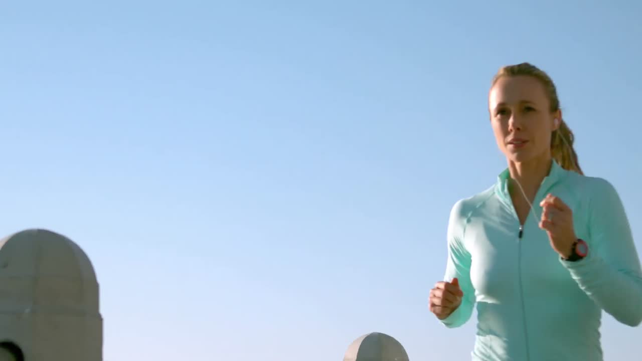 Donna sportiva sorridente che fa jogging