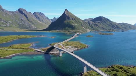 puente de las islas lofoten, fiordos y ruta panorámica en noruega, escandinavia - aérea