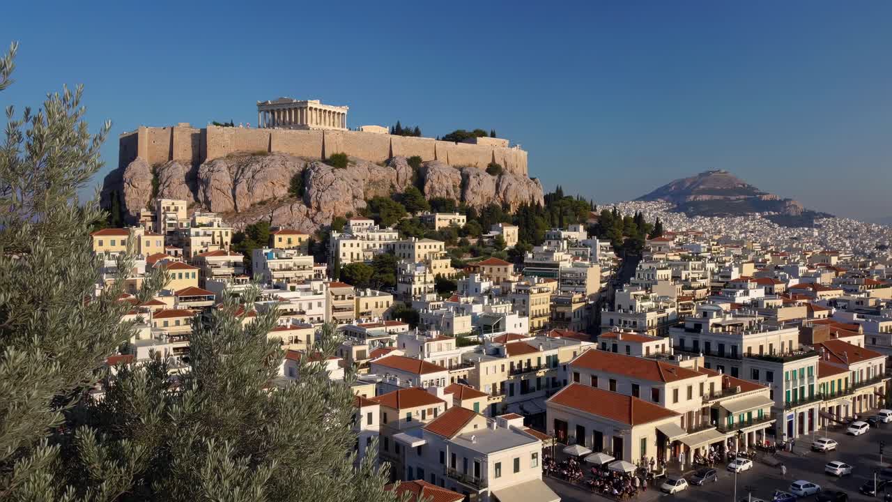 Ripresa video grandangolare dell'Acropoli da un punto di vista basso, che cattura l'antica architettura