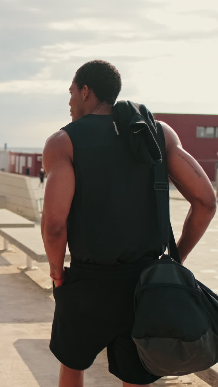 Uomo che cammina per allenarsi sul lungomare