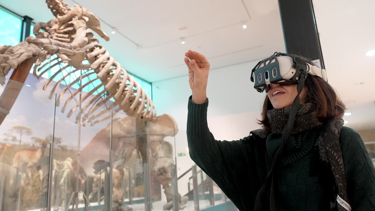 Žena s VR headsetem prozkoumávající muzejní expozici