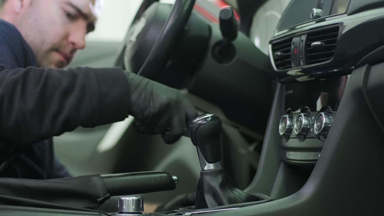 limpieza profesional de automóviles. lavado de sars. detalles interiores. limpieza en seco y detalles del interior de un automóvil. limpeza profunda de asientos. limpeza de espuma en el lavado de automóviles; limpieza del panel del automóvil del polvo. una aspiradora