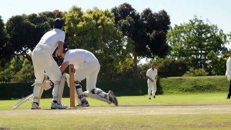 Feldspieler-Wirft-Während-Eines-Cricket-Spiels-Den-Ball-Zum-Wicket-Keeper