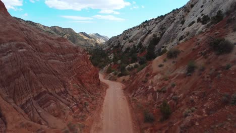 camino del cañón de algodón - camino panorámico sin pavimentar a través de formaciones rocosas en el monumento nacional gran escalera escalante, utah, ee.uu.