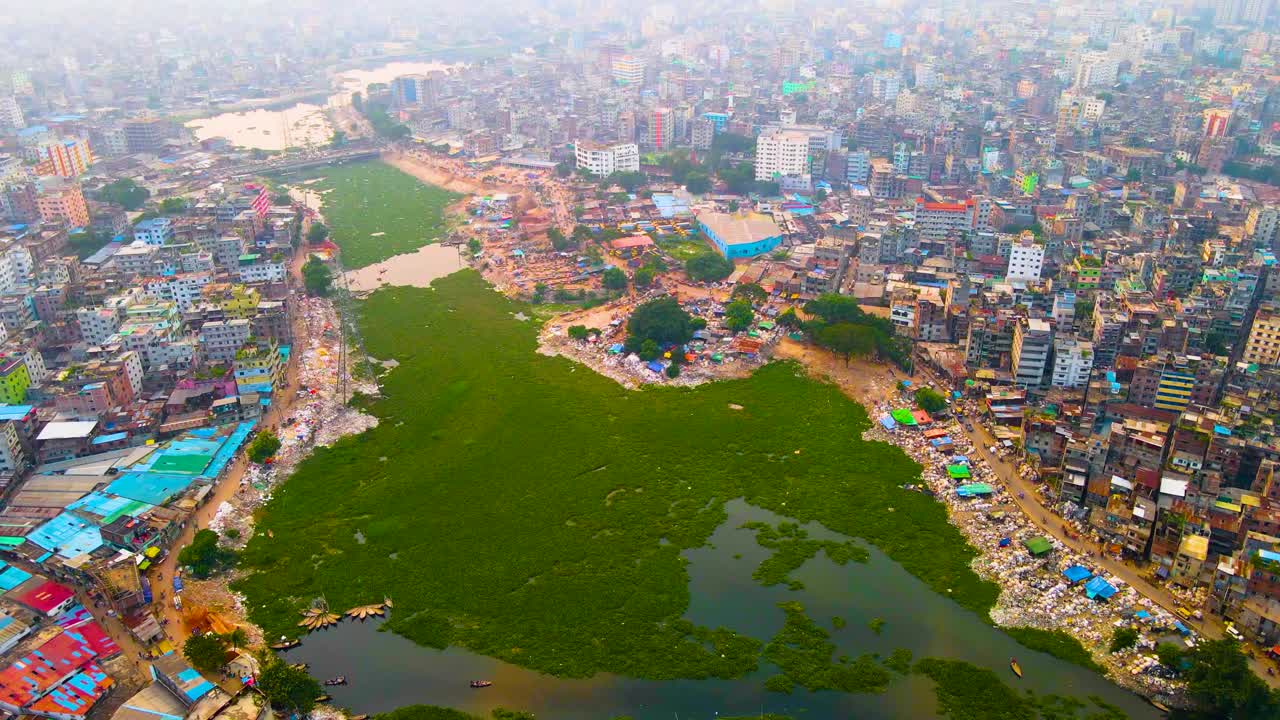 Cidade de Daca com rio moribundo em Kamrangirchar, área de favela poluída - Bangladesh.