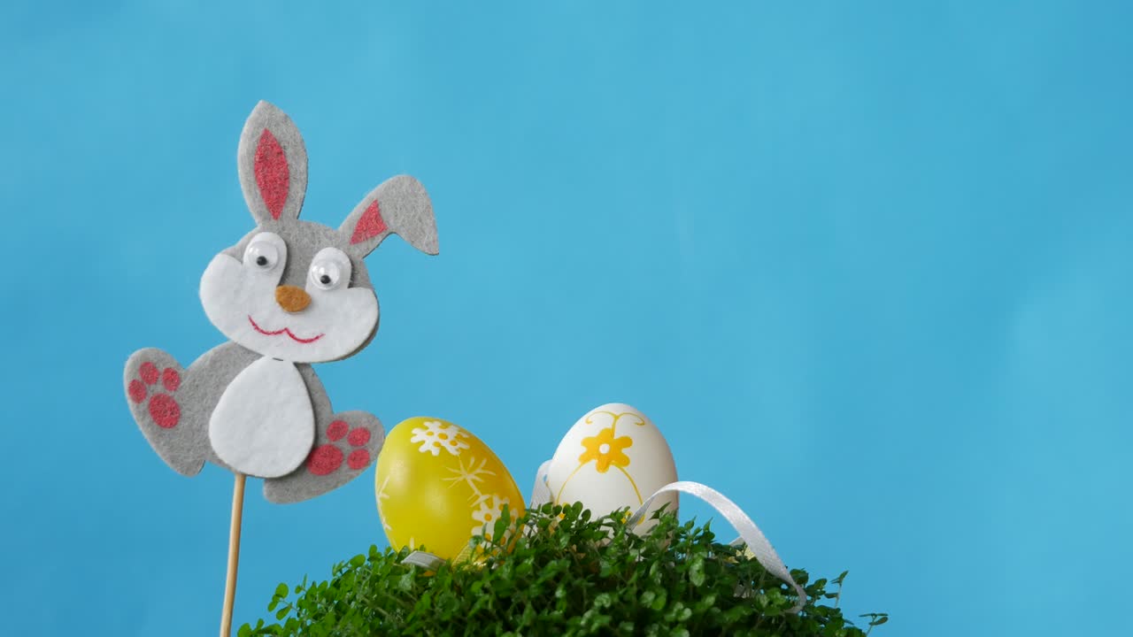 부활절 토끼는 부활절 달을 가져갑니다.