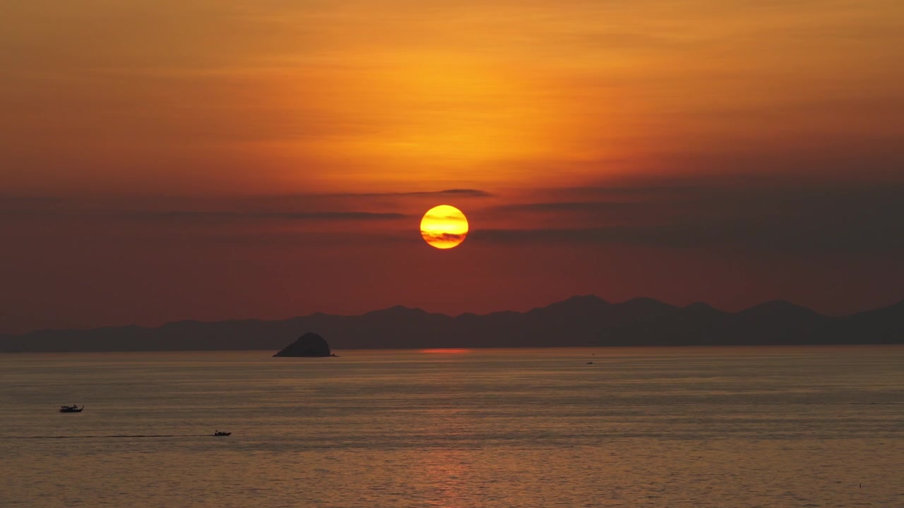 Pantai Krabi di Thailand saat matahari terbenam 2026.