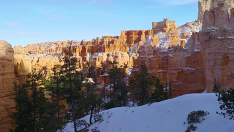 Vista-Panorámica-Del-área-Nevada-Del-Cañón-Bryce-Con-Colinas-Cubiertas-De-Nieve